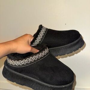 Yoki Black Fleece-Lined Slippers